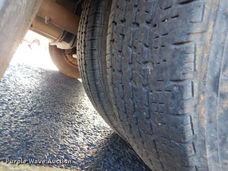 image for item LI9051 2013 Ford E350 Super Duty  shuttle bus