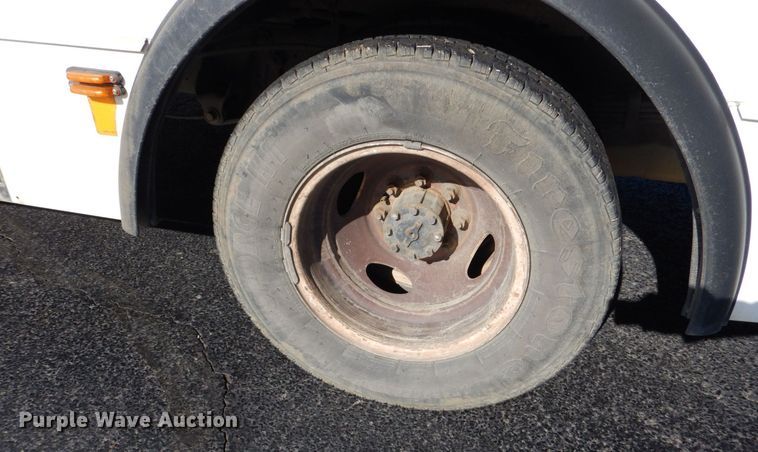 image for item LI9051 2013 Ford E350 Super Duty  shuttle bus