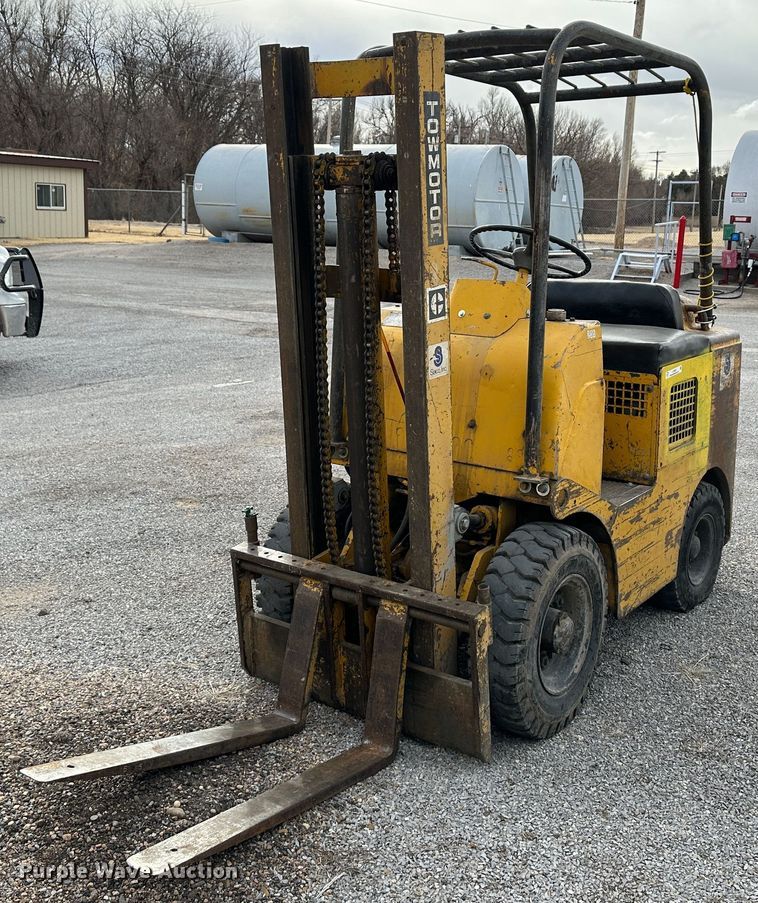 image for item LT9420 Towmotor 501P  forklift