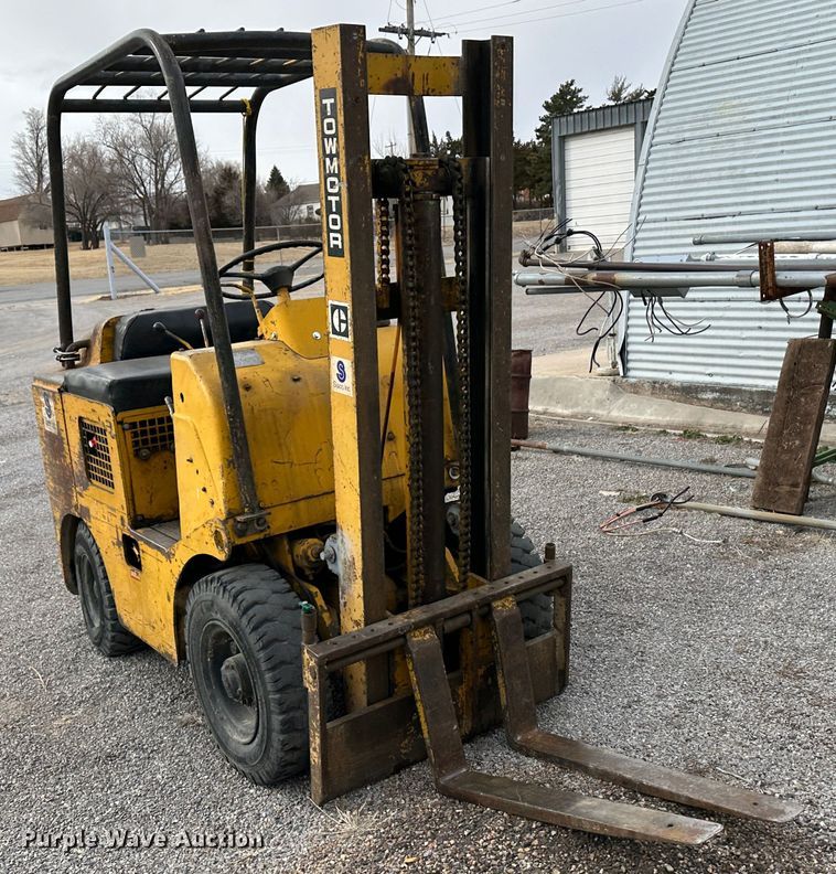 image for item LT9420 Towmotor 501P  forklift