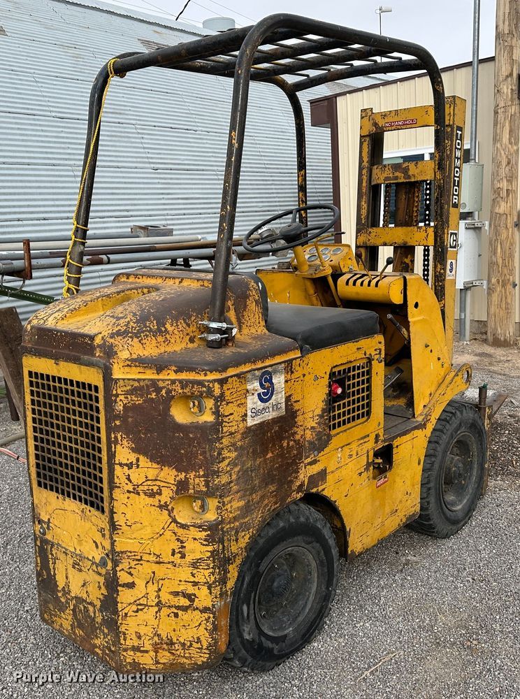 image for item LT9420 Towmotor 501P  forklift