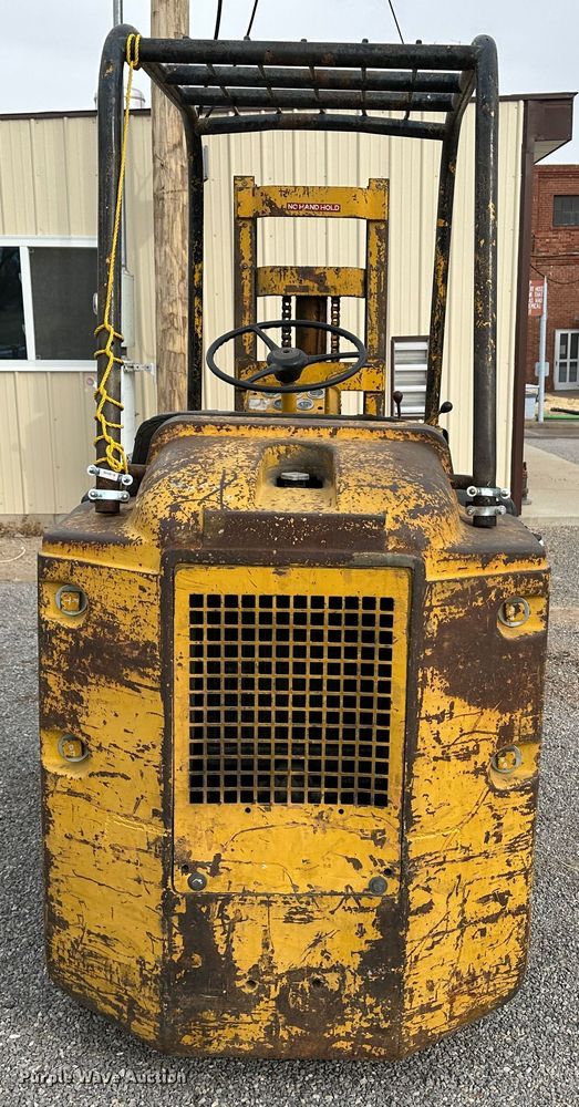 image for item LT9420 Towmotor 501P  forklift