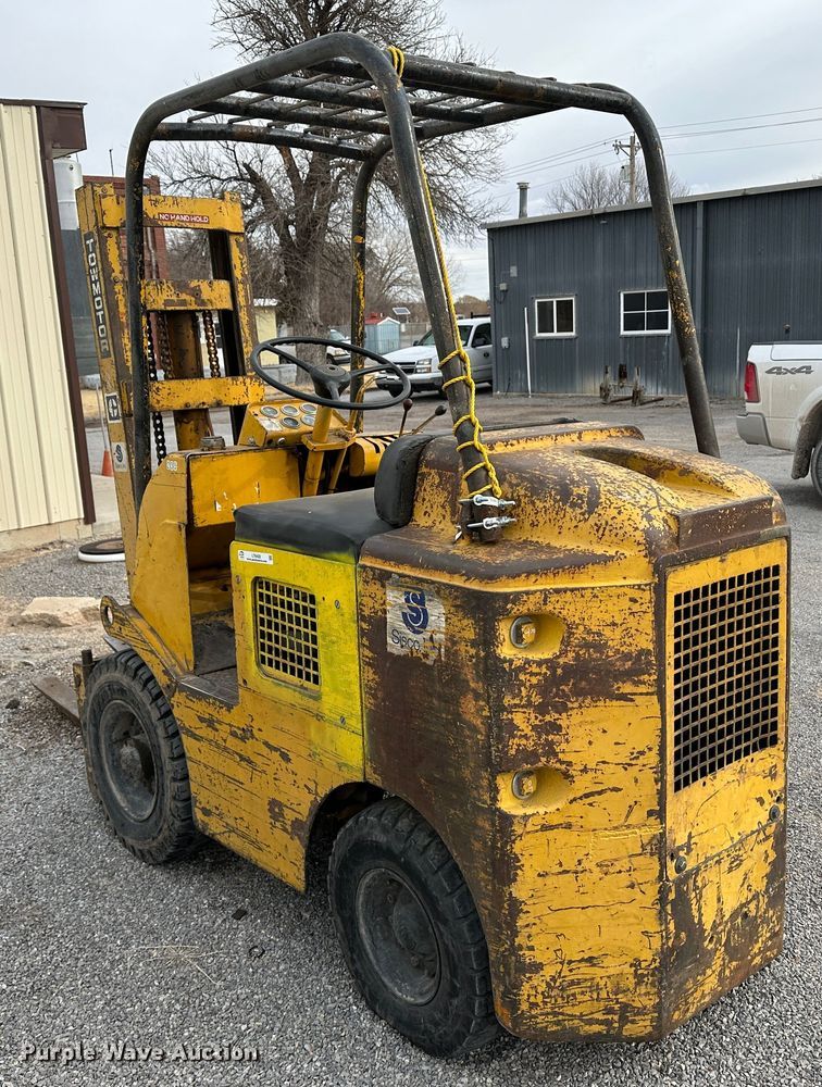 image for item LT9420 Towmotor 501P  forklift