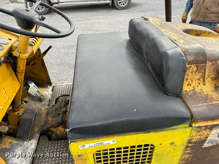 image for item LT9420 Towmotor 501P  forklift