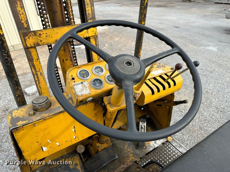 image for item LT9420 Towmotor 501P  forklift