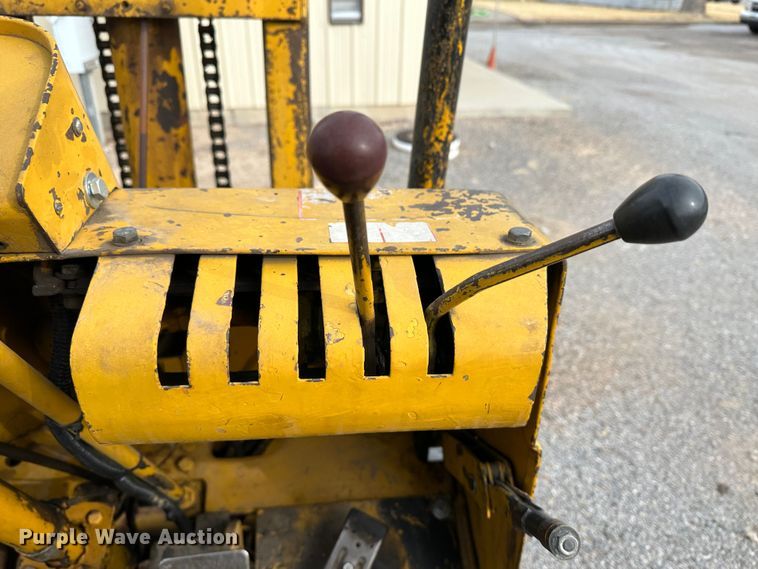 image for item LT9420 Towmotor 501P  forklift