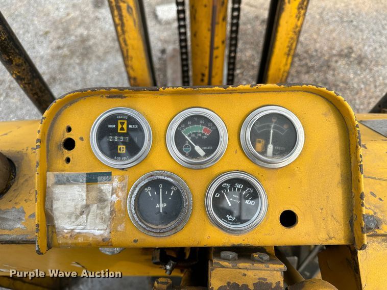 image for item LT9420 Towmotor 501P  forklift