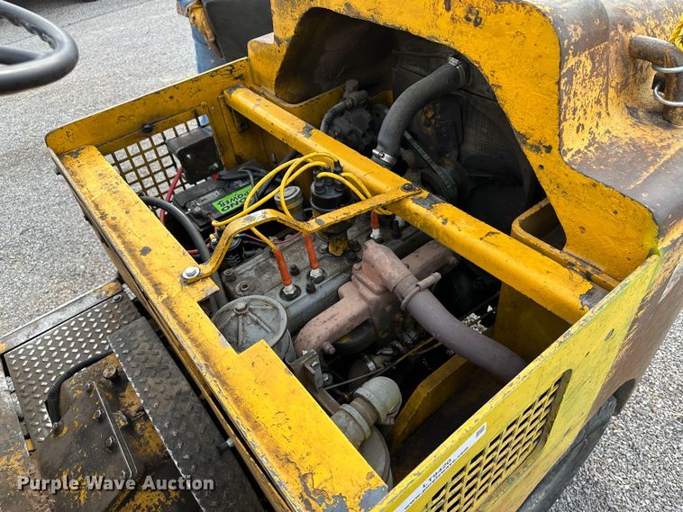 image for item LT9420 Towmotor 501P  forklift