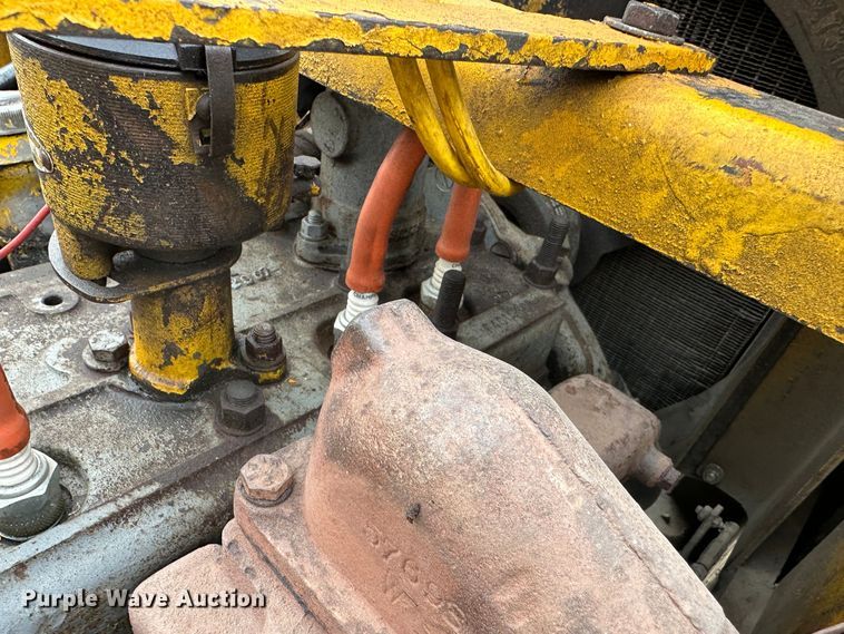 image for item LT9420 Towmotor 501P  forklift