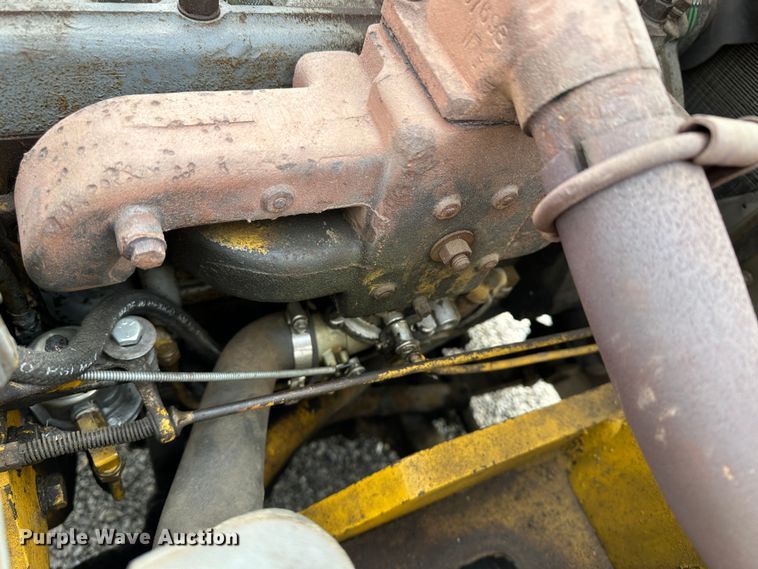 image for item LT9420 Towmotor 501P  forklift