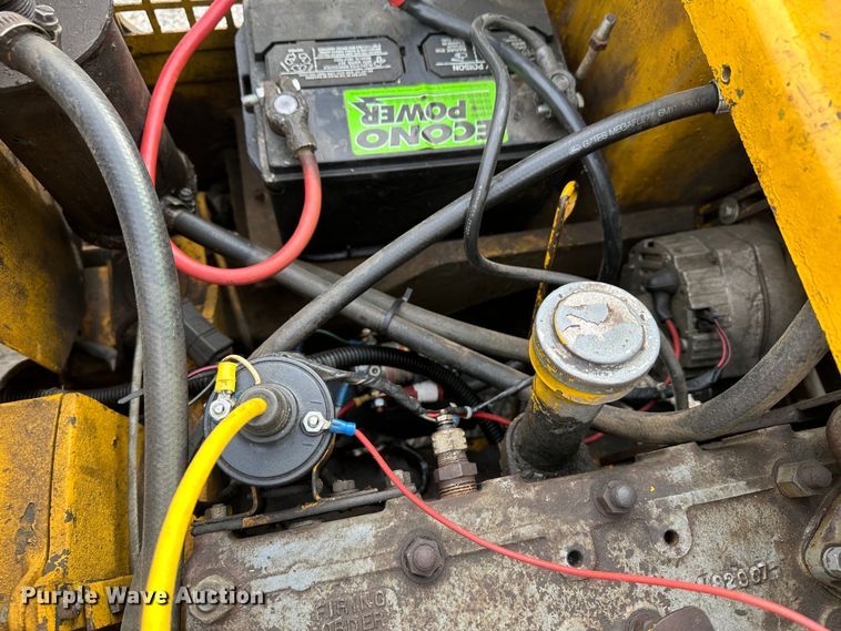 image for item LT9420 Towmotor 501P  forklift