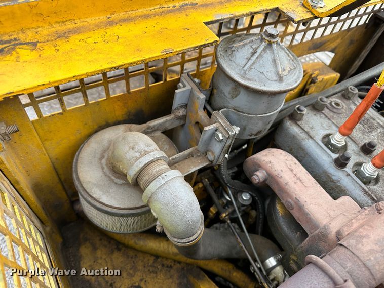 image for item LT9420 Towmotor 501P  forklift