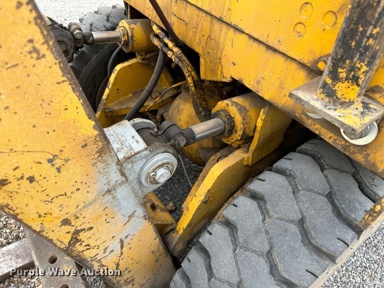 image for item LT9420 Towmotor 501P  forklift