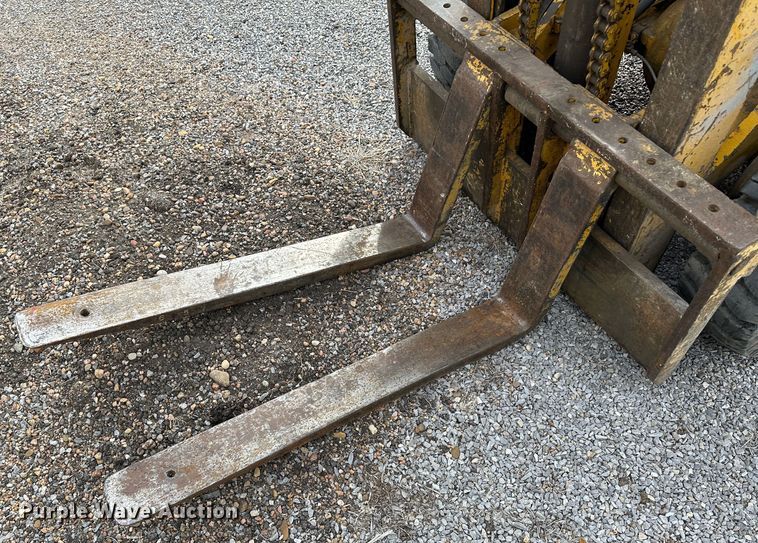 image for item LT9420 Towmotor 501P  forklift