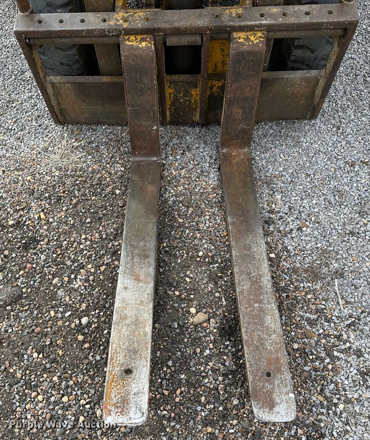 image for item LT9420 Towmotor 501P  forklift