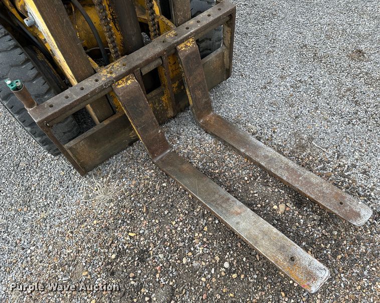 image for item LT9420 Towmotor 501P  forklift