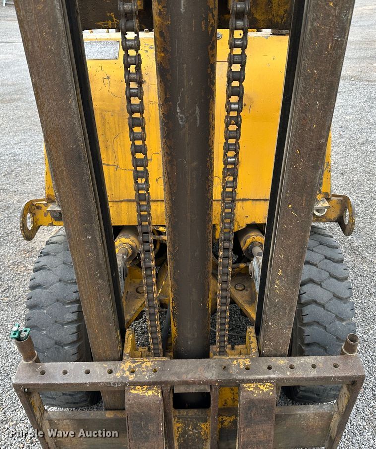 image for item LT9420 Towmotor 501P  forklift