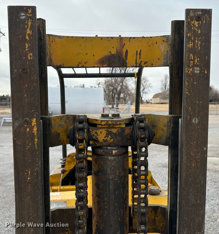 image for item LT9420 Towmotor 501P  forklift