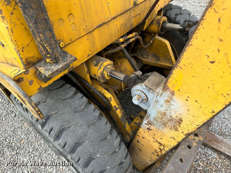 image for item LT9420 Towmotor 501P  forklift