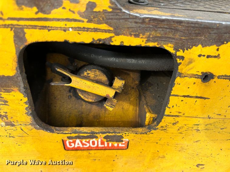 image for item LT9420 Towmotor 501P  forklift