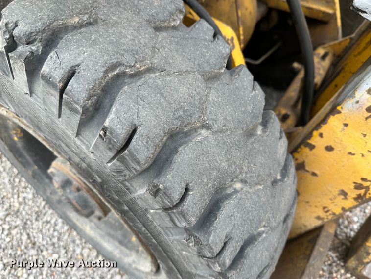 image for item LT9420 Towmotor 501P  forklift