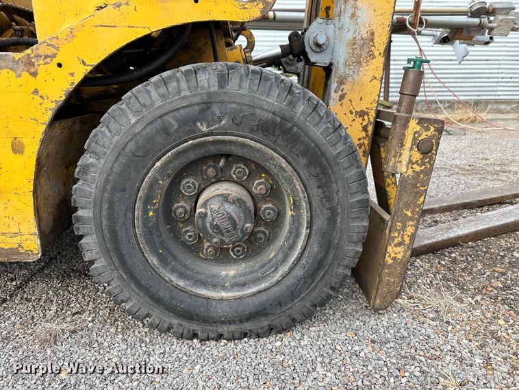 image for item LT9420 Towmotor 501P  forklift