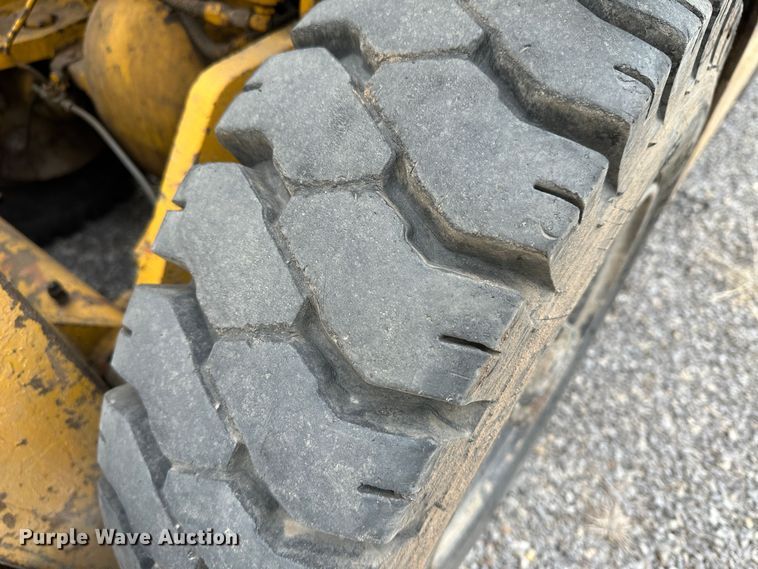 image for item LT9420 Towmotor 501P  forklift