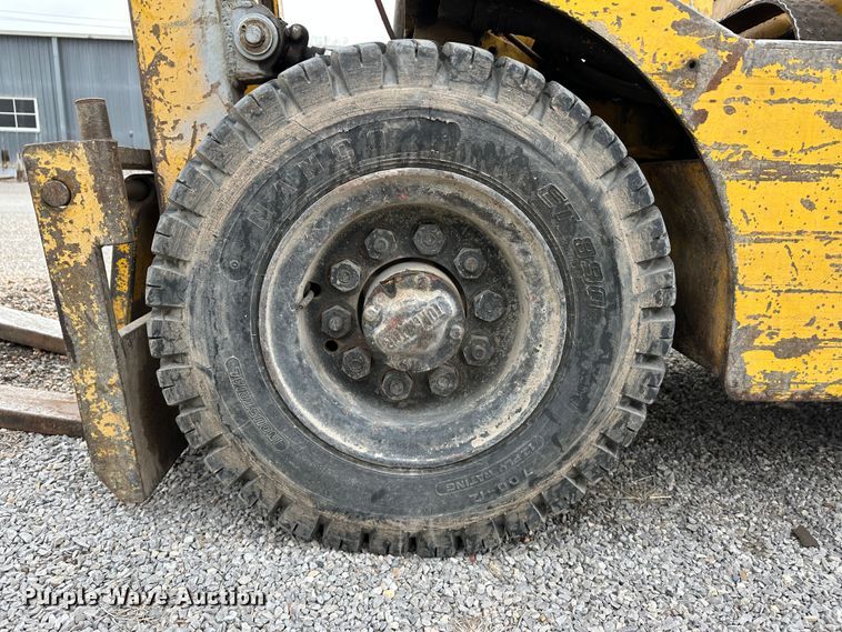 image for item LT9420 Towmotor 501P  forklift