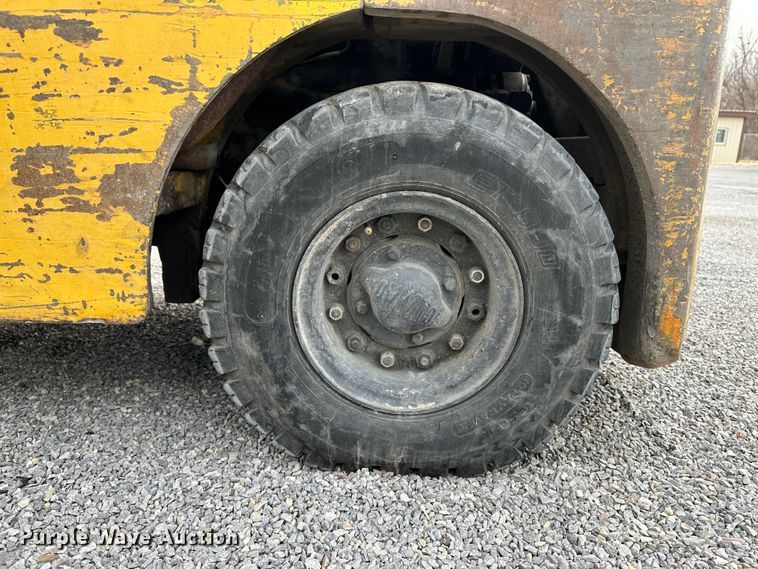 image for item LT9420 Towmotor 501P  forklift