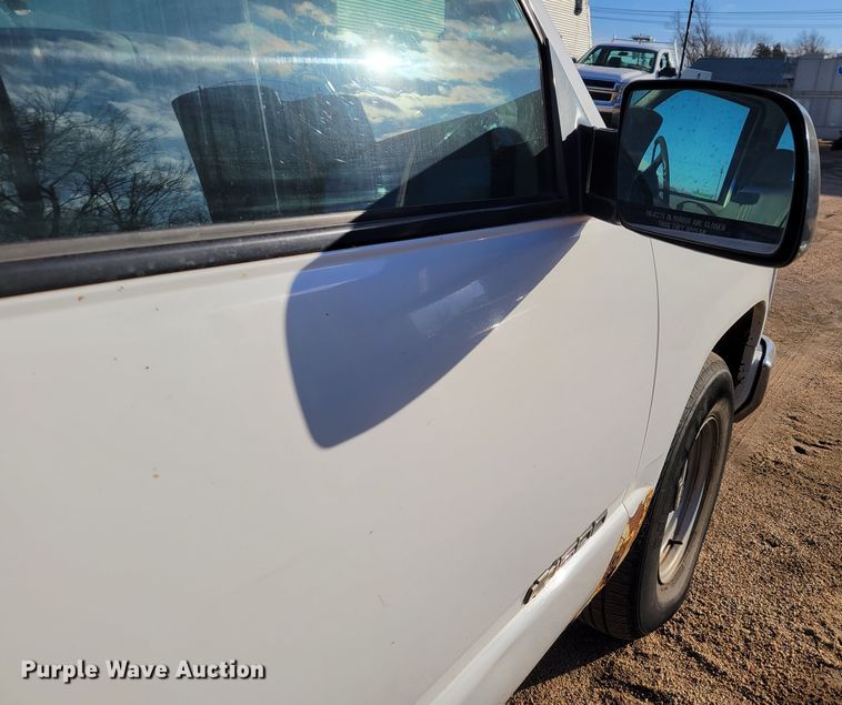 image for item LX9300 1998 Chevrolet C1500  pickup truck