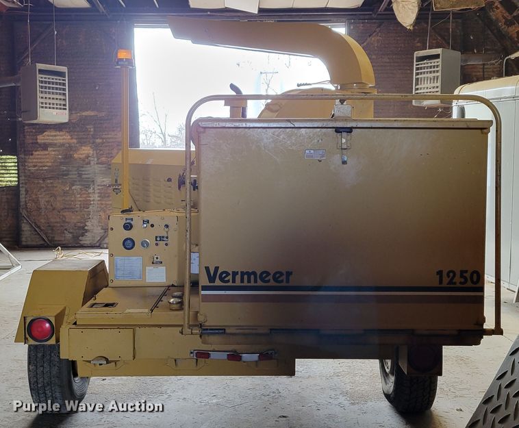 image for item LX9302 1992 Vermeer 1250BC  wood chipper