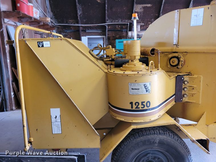 image for item LX9302 1992 Vermeer 1250BC  wood chipper