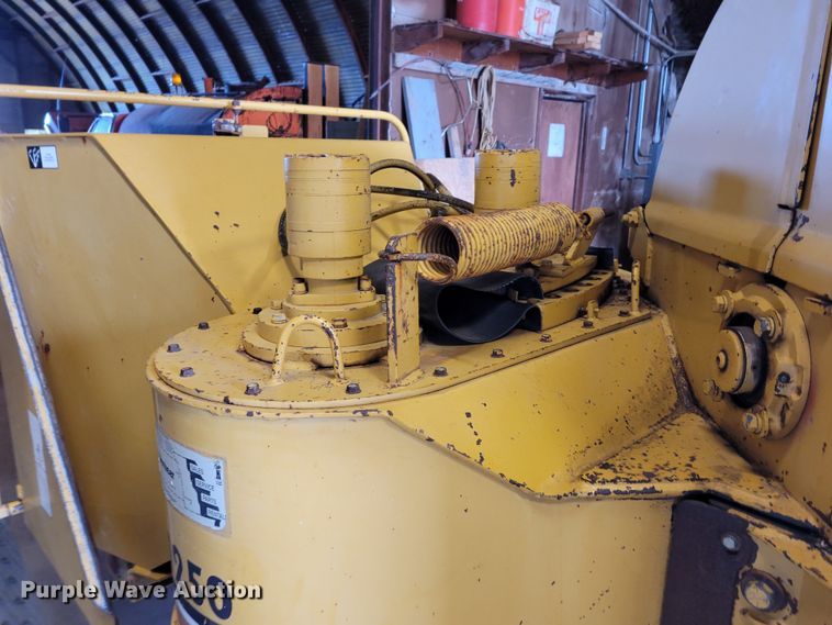 image for item LX9302 1992 Vermeer 1250BC  wood chipper