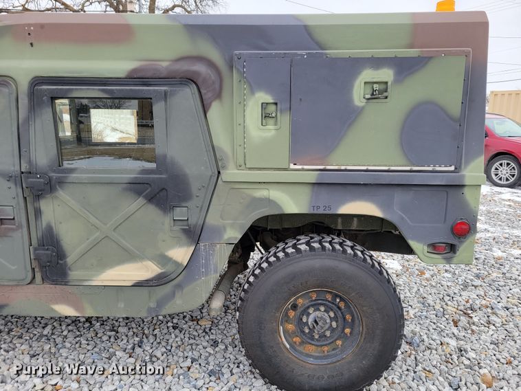 image for item LY9942 1989 Am General M998 HMMWV  SUV