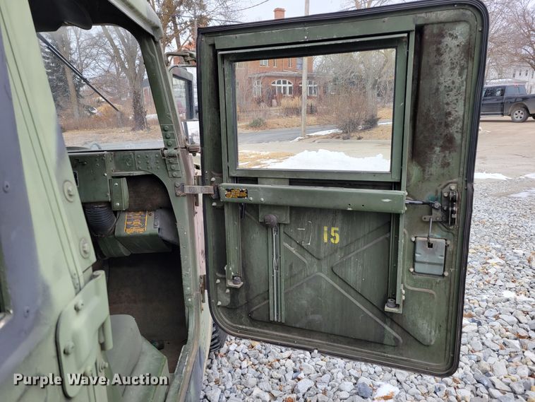 image for item LY9942 1989 Am General M998 HMMWV  SUV