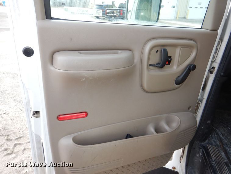 image for item MC9789 2009 Chevrolet C5500  prisoner transport shuttle bus