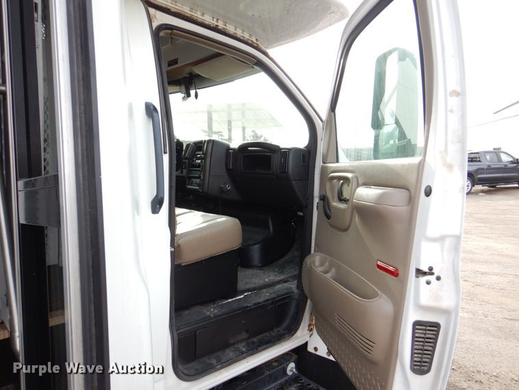 image for item MC9789 2009 Chevrolet C5500  prisoner transport shuttle bus