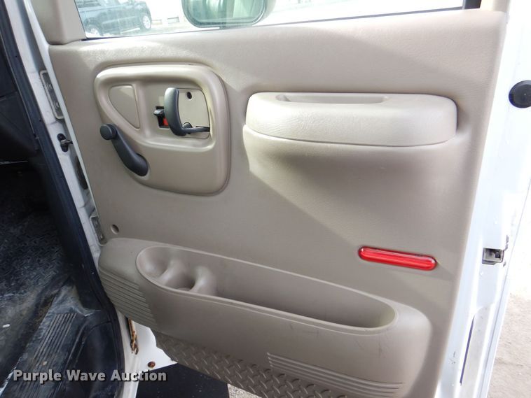 image for item MC9789 2009 Chevrolet C5500  prisoner transport shuttle bus