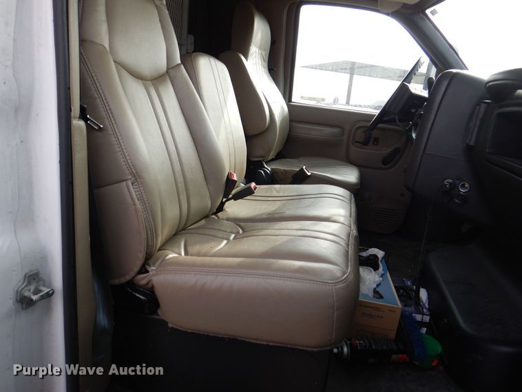 image for item MC9789 2009 Chevrolet C5500  prisoner transport shuttle bus