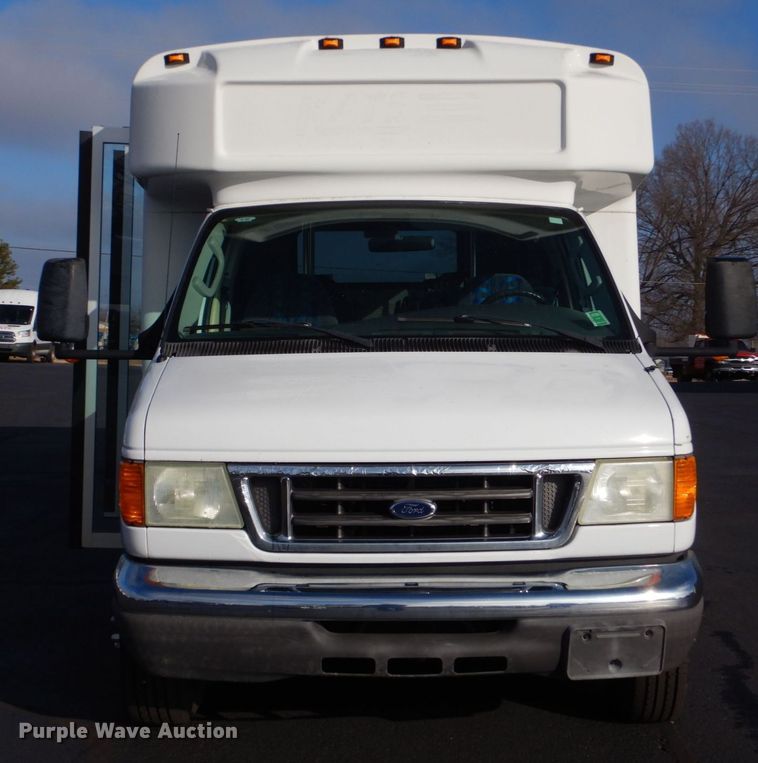 image for item MM9636 2007 Ford E450  shuttle bus