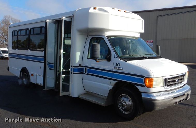 image for item MM9636 2007 Ford E450  shuttle bus