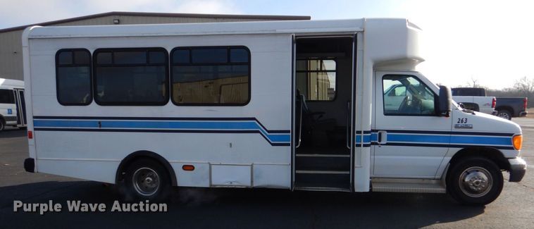 image for item MM9636 2007 Ford E450  shuttle bus