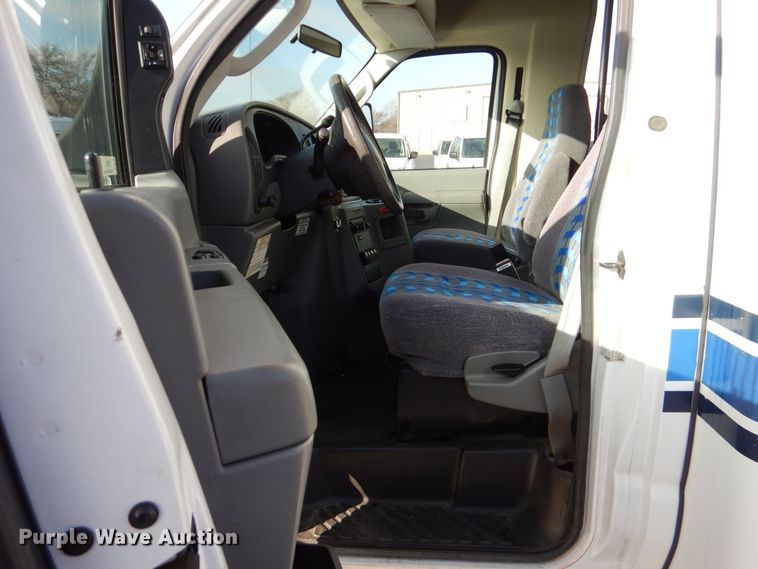 image for item MM9636 2007 Ford E450  shuttle bus