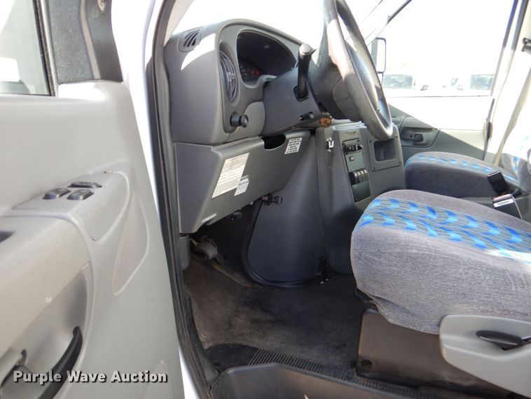 image for item MM9636 2007 Ford E450  shuttle bus