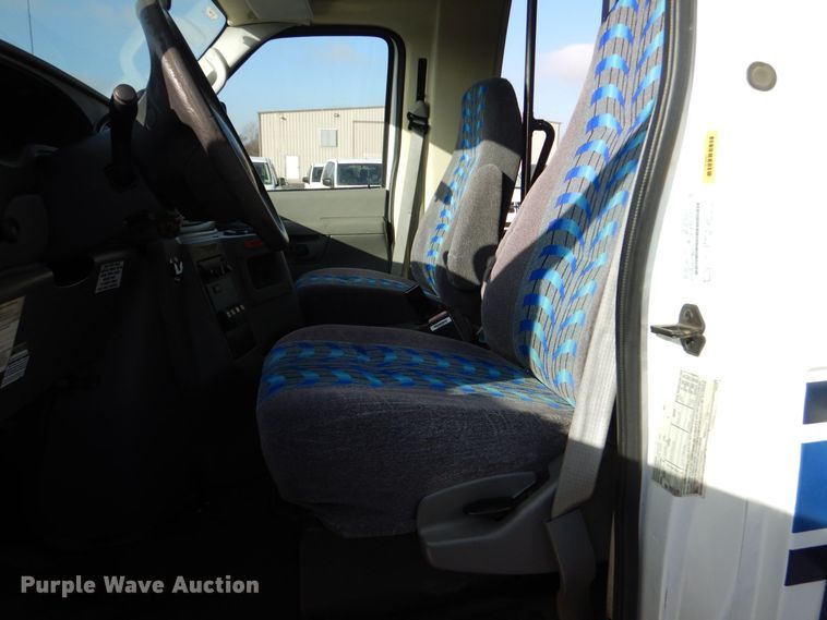 image for item MM9636 2007 Ford E450  shuttle bus