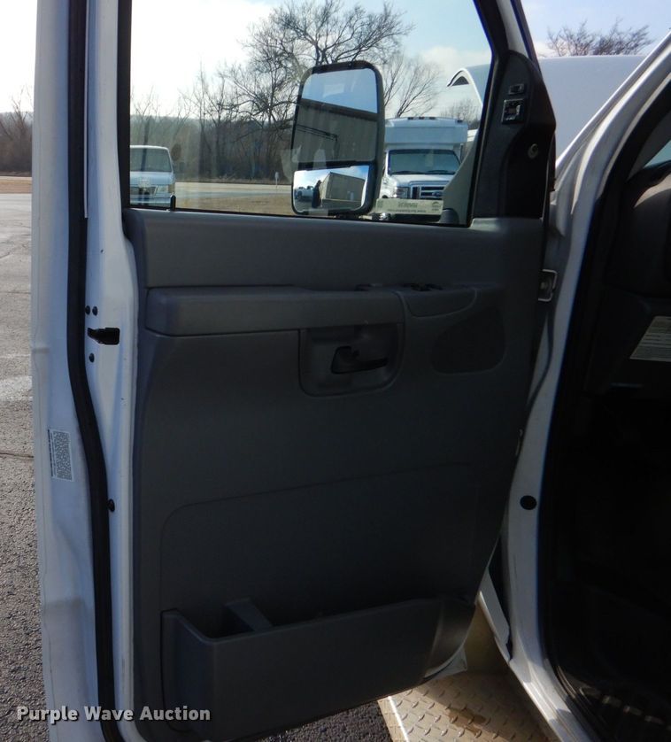 image for item MM9636 2007 Ford E450  shuttle bus