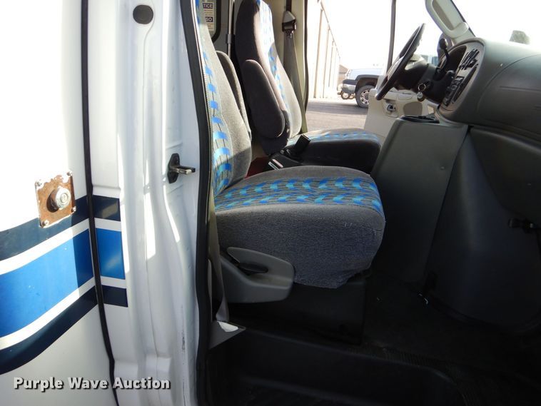 image for item MM9636 2007 Ford E450  shuttle bus