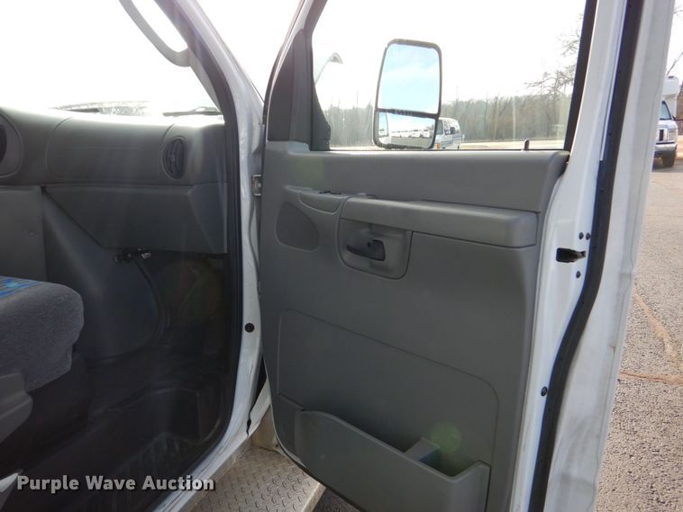 image for item MM9636 2007 Ford E450  shuttle bus
