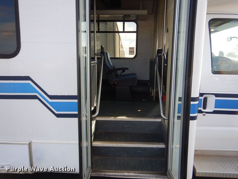 image for item MM9636 2007 Ford E450  shuttle bus