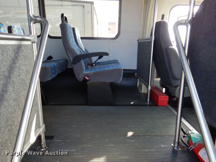 image for item MM9636 2007 Ford E450  shuttle bus